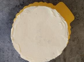 在表面抹上一层奶油