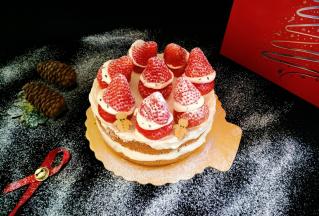 最后用黑芝麻做眼睛，筛上一层糖粉就好了