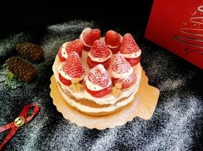 最后用黑芝麻做眼睛，筛上一层糖粉就好了