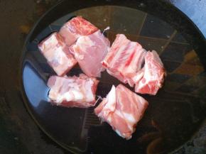 排骨洗干净冷水入锅焯一下