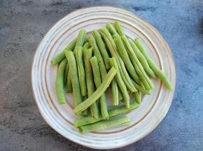 豆角洗干净摘段备用