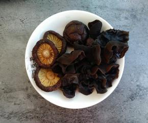 香菇和木耳提前泡发洗干净