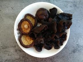 香菇和木耳提前泡发洗干净