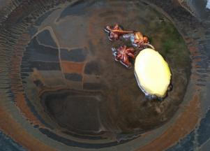 锅里入油放入八角和生姜炒香