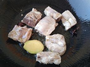 放入排骨翻炒