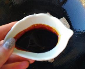 接着放入红烧酱油