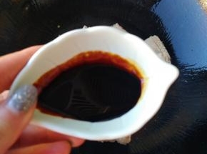 接着放入红烧酱油