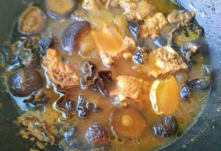 再放入香菇和木耳炖20分钟