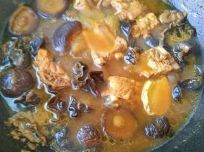 再放入香菇和木耳炖20分钟