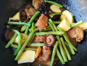 炖好后放入豆角和土豆再炖20分钟