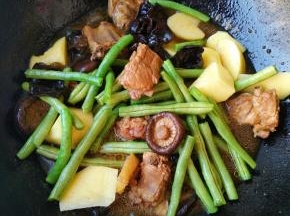 炖好后放入豆角和土豆再炖20分钟