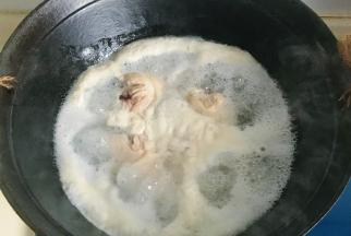 锅里放水把鸡腿焯一下水，看到没，很多白色的浮沫