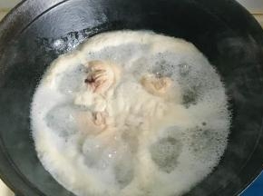 锅里放水把鸡腿焯一下水，看到没，很多白色的浮沫