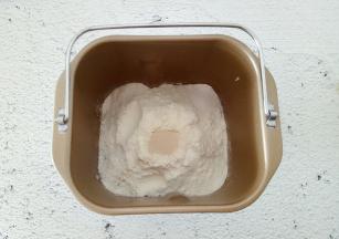 牛奶130克、鸡蛋液30克、高筋面粉250克、糖35克、盐2克、酵母3克，放入面包机桶内