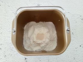 牛奶130克、鸡蛋液30克、高筋面粉250克、糖35克、盐2克、酵母3克，放入面包机桶内