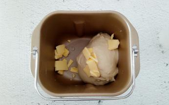 启动面包机和面20分钟，加入安佳黄油