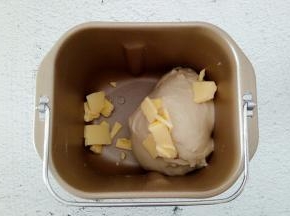 启动面包机和面20分钟，加入安佳黄油