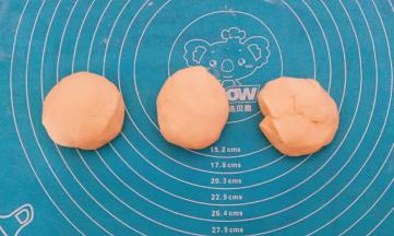 发酵好的面团排出气，分成6份，盖上保鲜膜松弛15分钟