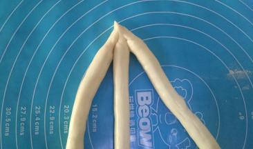 先取三条，将三条面捏和在一起