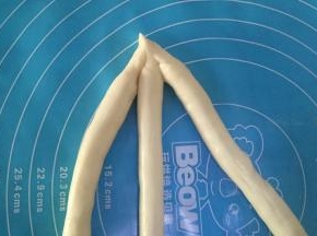 先取三条，将三条面捏和在一起