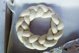 放在烤盘中，首尾连接好，可以做两个花环面包