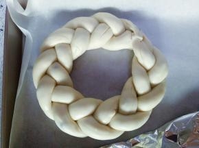 放在烤盘中，首尾连接好，可以做两个花环面包