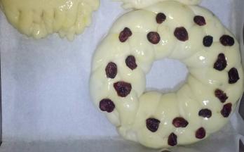 进行二次发酵，发酵好刷上鸡蛋液，放上蔓越莓干