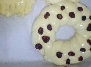 进行二次发酵，发酵好刷上鸡蛋液，放上蔓越莓干