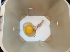 牛奶和鸡蛋放入面包机