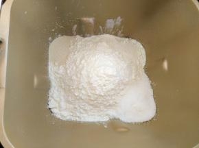 接着放入高粉、白糖、酵母