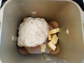 放入黄油再次启动搅拌键20分钟，揉出手套膜