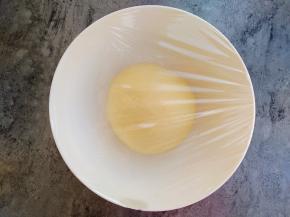 盖上保鲜膜放到温暖的地方进行发酵