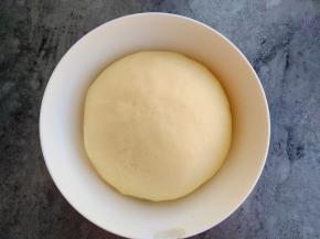 发酵到原来的二倍大小，取出面团按揉排气