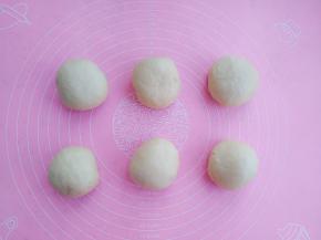 再分成六份大小均匀的面团