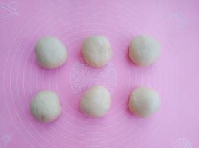 再分成六份大小均匀的面团