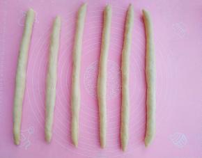 将面团搓成长条