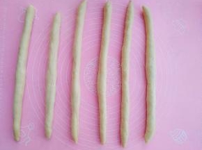 将面团搓成长条