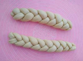 三条长条搓成麻花辫子