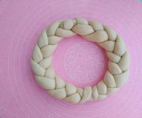 两个麻花辫子捏和整理成花环样子