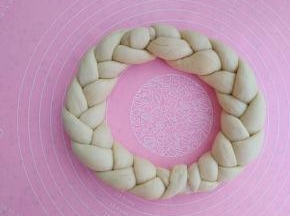 两个麻花辫子捏和整理成花环样子