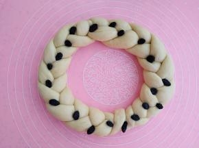 表面放一些黑加仑干做装饰