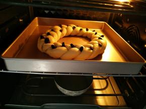 放入烤箱50°二次发酵50分钟，记得在烤箱底部放一碗水