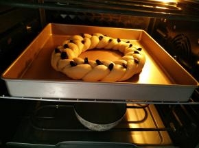 放入烤箱50°二次发酵50分钟，记得在烤箱底部放一碗水