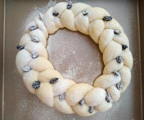 发酵好后取出花环，在表面筛上一层高粉