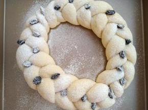 发酵好后取出花环，在表面筛上一层高粉