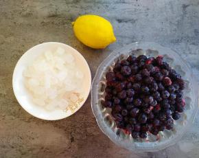 首先准备好食材，这个蓝莓是夏天时我存储在冷冻室的