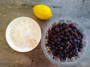 首先准备好食材，这个蓝莓是夏天时我存储在冷冻室的