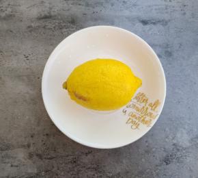 柠檬用盐搓洗干净