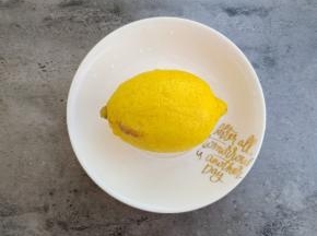 柠檬用盐搓洗干净