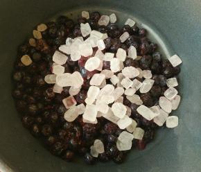 冰糖和蓝莓一起放入锅中